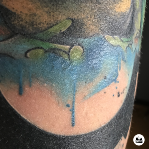 blyszczaca sie skora po zluszczeniu naskorka podczas gojenia tatuazu