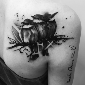 Tatuaż czarny trzech ptaków siedzących na gałęzi