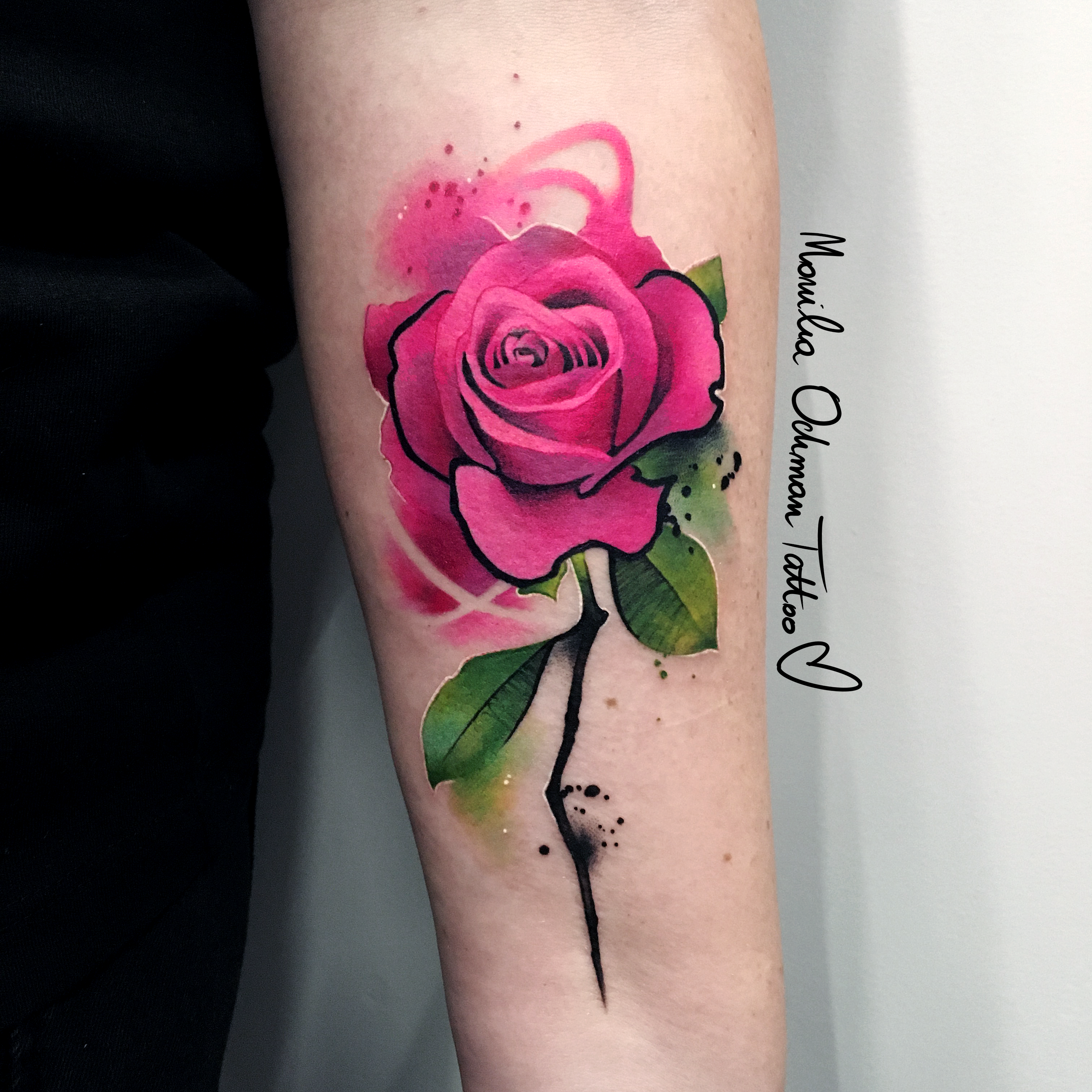 Tatuaż różowej róży z łodygą na przedramieniu