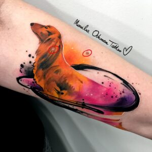Pieprzyk na tatuażu akwarelowym psa jamnika