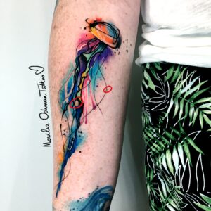 Pieprzyk na tatuażu akwarelowym meduzy