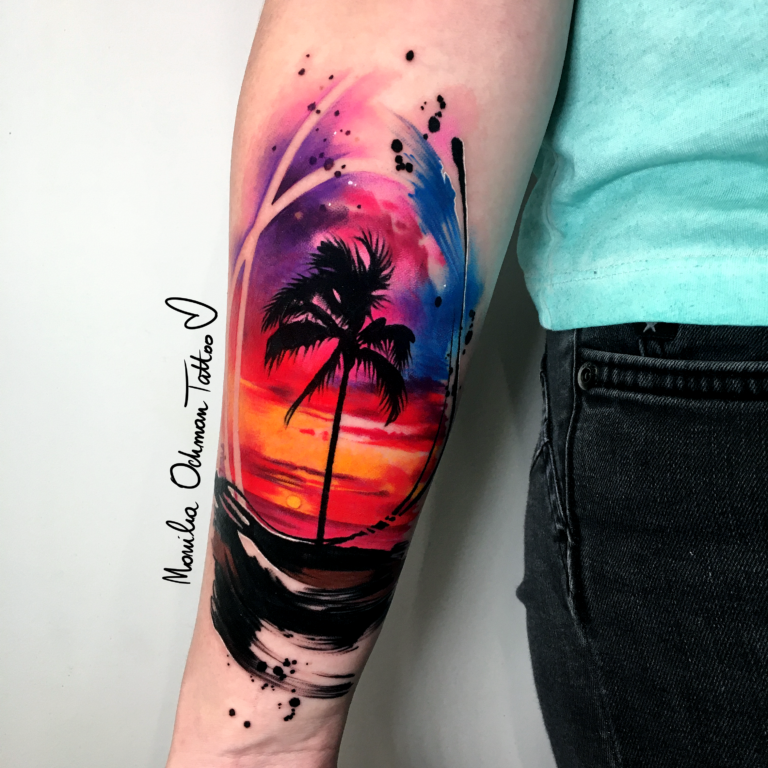 Tatuaż realistyczno-malarski palmy z zachodem słońca autorstwa Moniki Ochman Tattoo z Łodzi