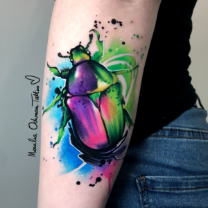 Tatuaż realistyczno-malarski żuka autorstwa Moniki Ochman Tattoo z Łodzi
