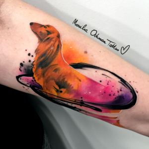 Tatuaż realistyczno-malarski jamnika autorstwa Moniki Ochman Tattoo z Łodzi