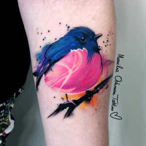Tatuaż realistyczno-malarski ptaszka rudzika autorstwa Moniki Ochman Tattoo z Łodzi