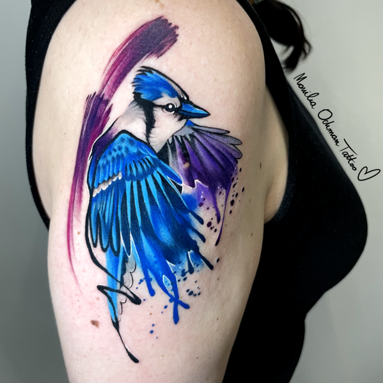 Tatuaż realistyczno-akwarelowy niebieskiego ptaka autorstwa Moniki Ochman Tattoo z Łodzi