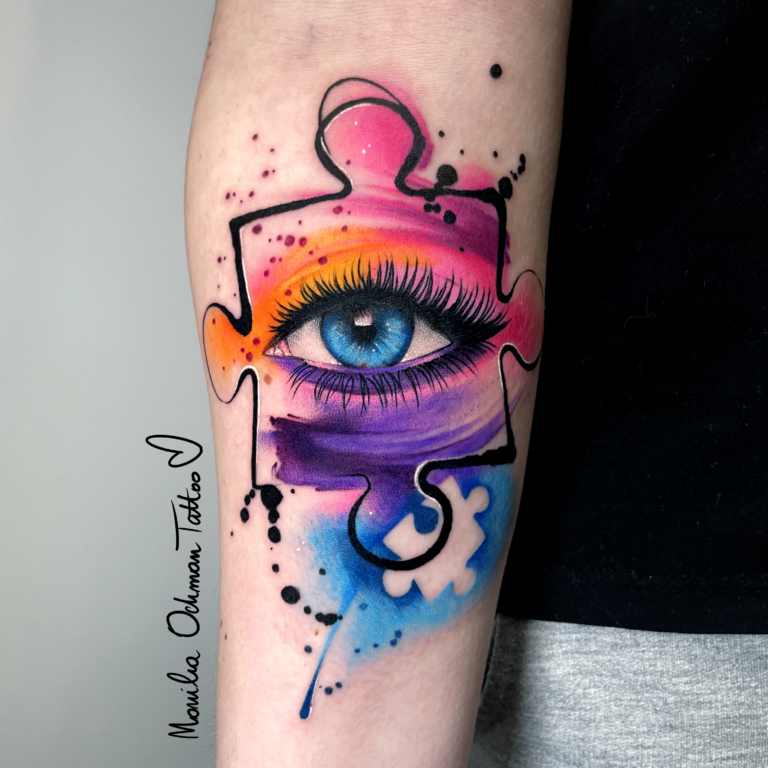 Tatuaż realistyczno-akwarelowy oko z puzzlem autorstwa Moniki Ochman Tattoo z Łodzi