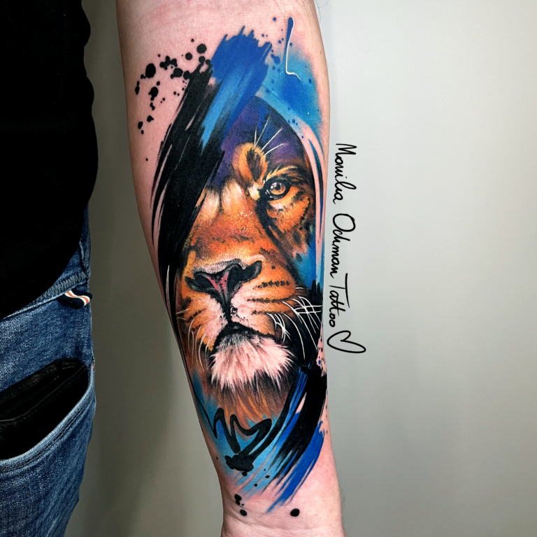 Tatuaż realistyczno-akwarelowy lwa autorstwa Moniki Ochman Tattoo z Łodzi
